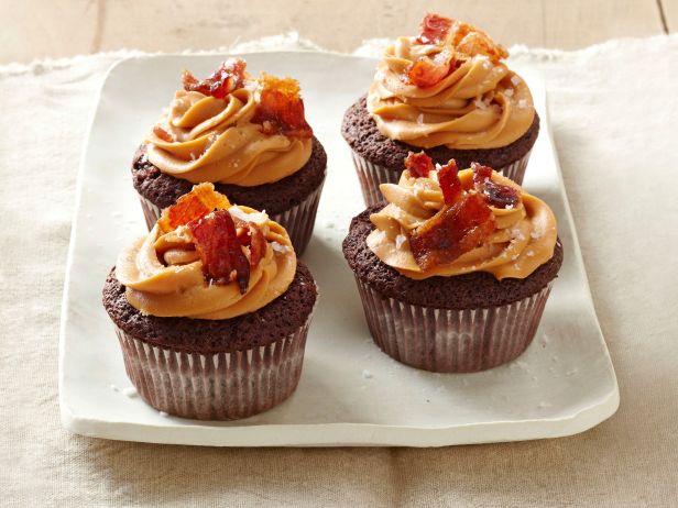 Rezept für Schokoladen-Cupcakes mit Speck und Frischkäse-Frosting