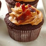 Schokoladen-Cupcakes mit Speck und Frischkäse-Frosting