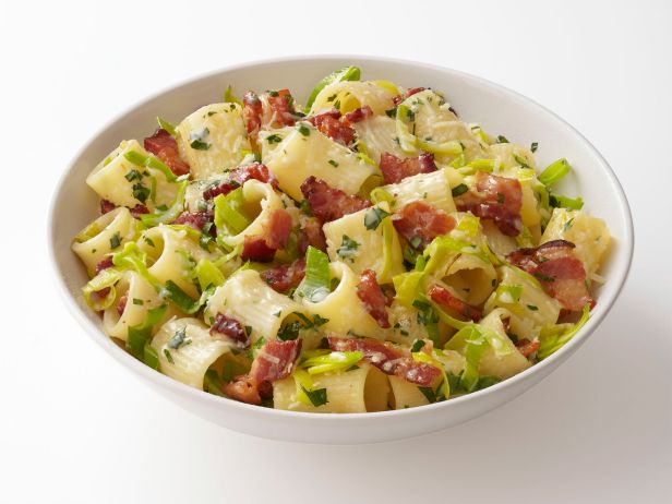 Kuidas teha Rigatoni pastat peekoni ja porrulauguga