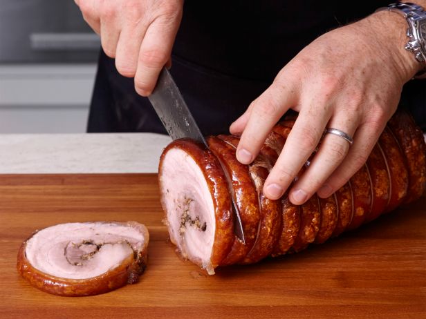 Küpsetatud porchetta (sealiha kõhurull), topeltmarineeritud