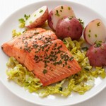 Lachs mit Frühlingszwiebeln, Koriander und Gemüse