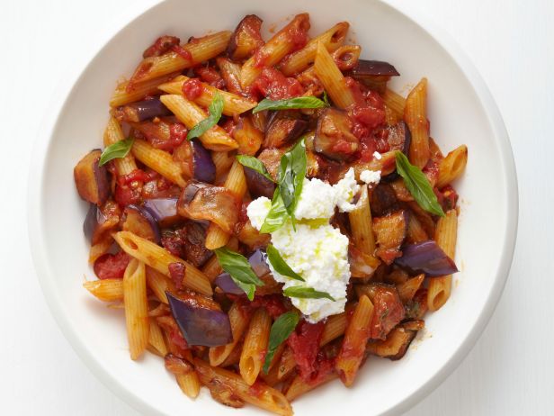Wie man Penne-Nudeln mit Auberginensauce zubereitet