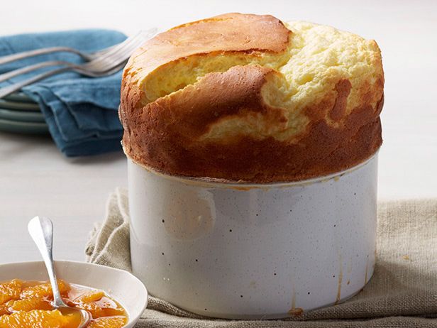 Kuinka tehdä juustosouffléa appelsiinikompotilla