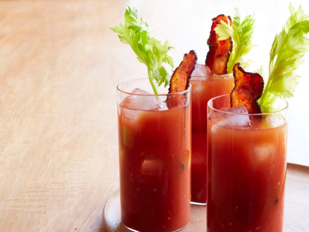 Wie man eine rauchige Bloody Mary zubereitet