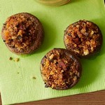 Mit Gemüse und Büffelsauce gefüllte Champignons