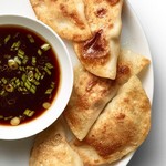 Teigtaschen mit Fleisch und Kohl, dazu Ponzu-Dip-Sauce