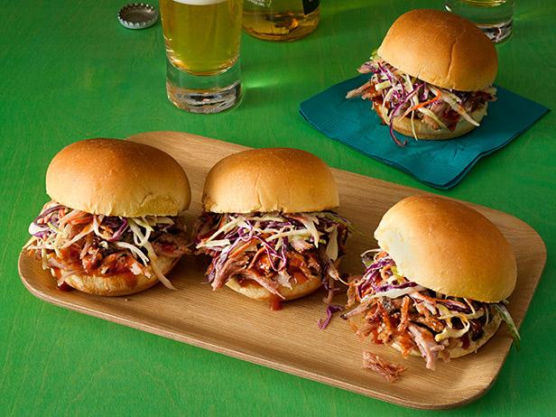 Wie man in Bier geschmorte Schweinefleisch-Slider-Burger zubereitet