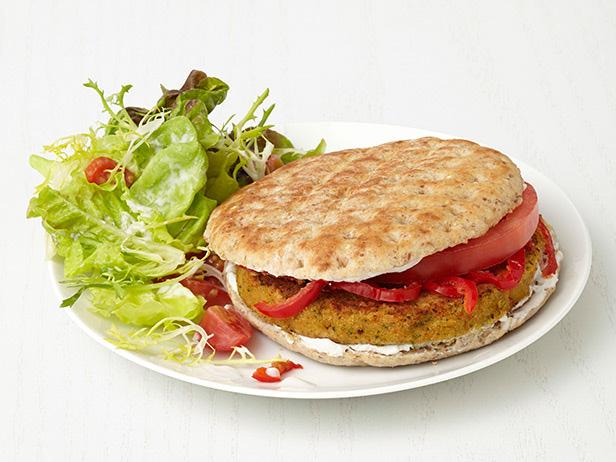 Wie man Falafel-Burger zubereitet