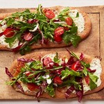 Pizza mit dreifarbigem Salat