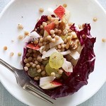 سلطة والدورف مع صلصة التفاح