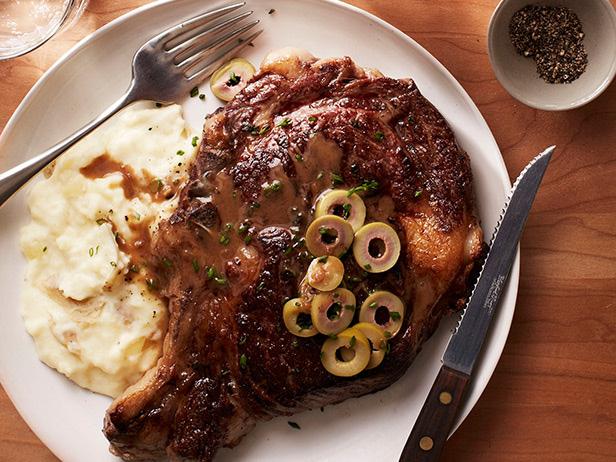 Zubereitung von gebratenem Steak nach spanischer Art