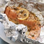Lachs mit Zitrone, Kapern und Rosmarin, in Folie gebacken