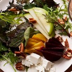 Salat mit Rote Bete, Äpfeln und Ziegenkäse