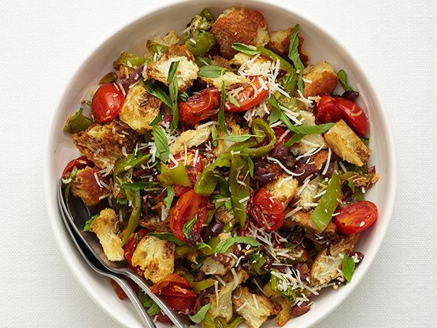 Come preparare un'insalata invernale con pane, pomodori e peperoni