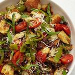Wintersalat mit Brot, Tomaten und Paprika