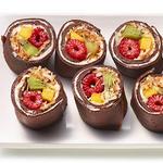 Schokoladen-Crêpe-Röllchen mit Fruchtfüllung