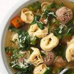 Fleischbällchen- und Tortellinisuppe