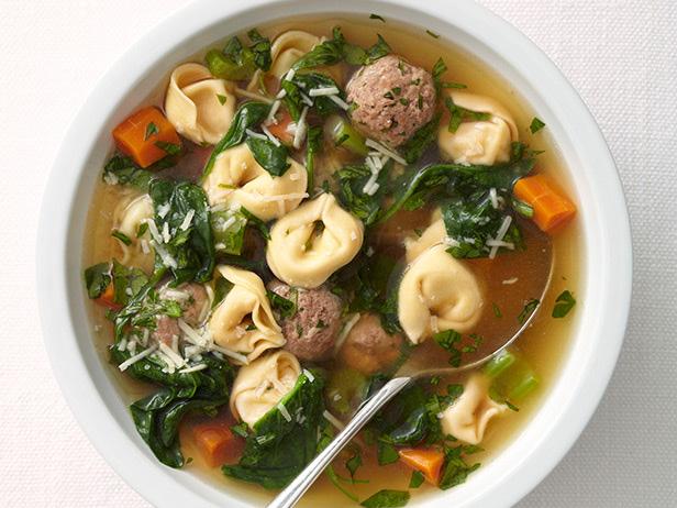 Wie man Fleischbällchen-Tortellini-Suppe zubereitet