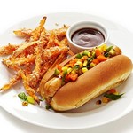 Hotdogs mit gegrillten Hähnchenwürstchen und Süßkartoffelpommes