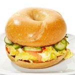 Bagel-Sandwiches mit würzigem Omelett und Räucherlachs