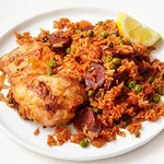 Reis aus der Pfanne mit Hühnchen und Chorizo-Wurst