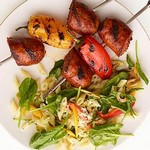 كباب مع نقانق مشوية وسلطة معكرونة