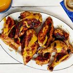 Gegrilltes Hähnchen, mariniert in Chili-Buttermilch mit einer würzigen Honig-Mango-Glasur