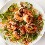 Salat mit Reisnudeln und gegrillten Garnelen