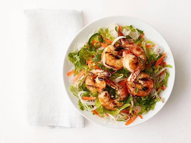 Come preparare - Insalata di spaghetti di riso con gamberi grigliati
