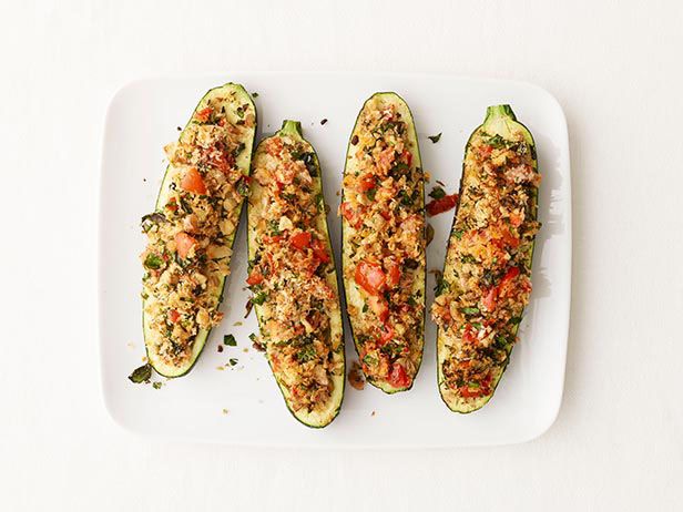 Wie man mit Kräutern gefüllte Zucchini zubereitet