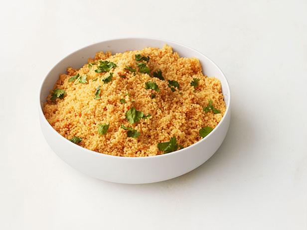 Wie man Couscous mit Tomaten und Ingwer zubereitet