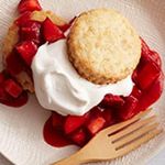 Lebkuchenplätzchen mit Erdbeeren und Buttercreme