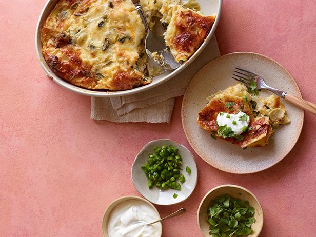 So wird Strata mit Chili und Käse zubereitet