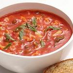 Tomatensuppe mit frischen Tomaten und Käsesandwiches