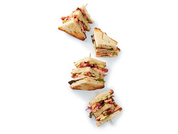 So bereiten Sie gegrillte Lachs-Club-Sandwiches zu
