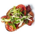 Offene Sandwiches mit gebackenen Tomaten