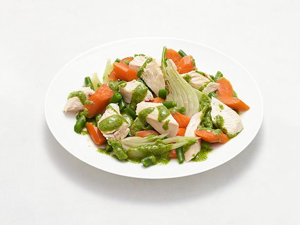 Zubereitung - Gekochtes Hähnchen mit Gemüse und Knoblauch-Kräuter-Sauce