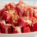 Fruchtsalat mit Wassermelone und Kokosnuss
