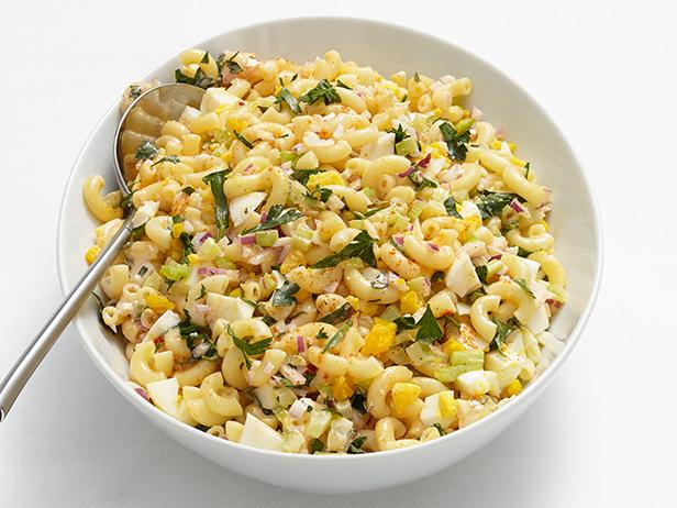Wie man Nudel- und Eiersalat zubereitet