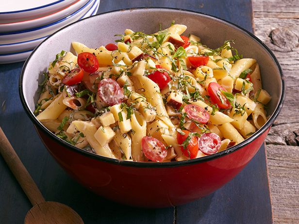 Zubereitung - Würziger Nudelsalat mit geräuchertem Gouda, Tomaten und Basilikum