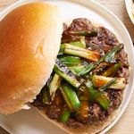 Gegrillte Frühlingszwiebeln mit Hoisin-Sauce