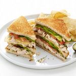 Club-Sandwich mit Hähnchen, Salat und Pommes