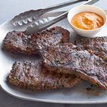 Steaks mit mariniertem Maissalat und scharfer Soße