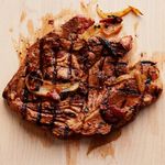 Schweinekoteletts mit Knochen und geräucherten Chilischoten