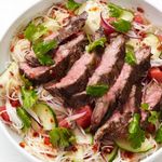 سلطة نودلز تايلاندية مع لحم البقر