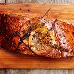 Auf Zedernholz geräucherter Lachs