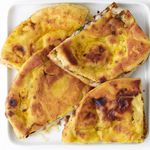 Naan-Brot gefüllt mit Käse