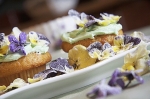 Kuchen mit frischen Blumen verzieren