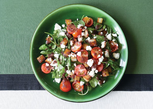 Alabalık, roka ve peynirli salata nasıl yapılır?