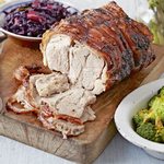 Schweinenacken, im Mantel in Honig-Senf-Marinade gebacken